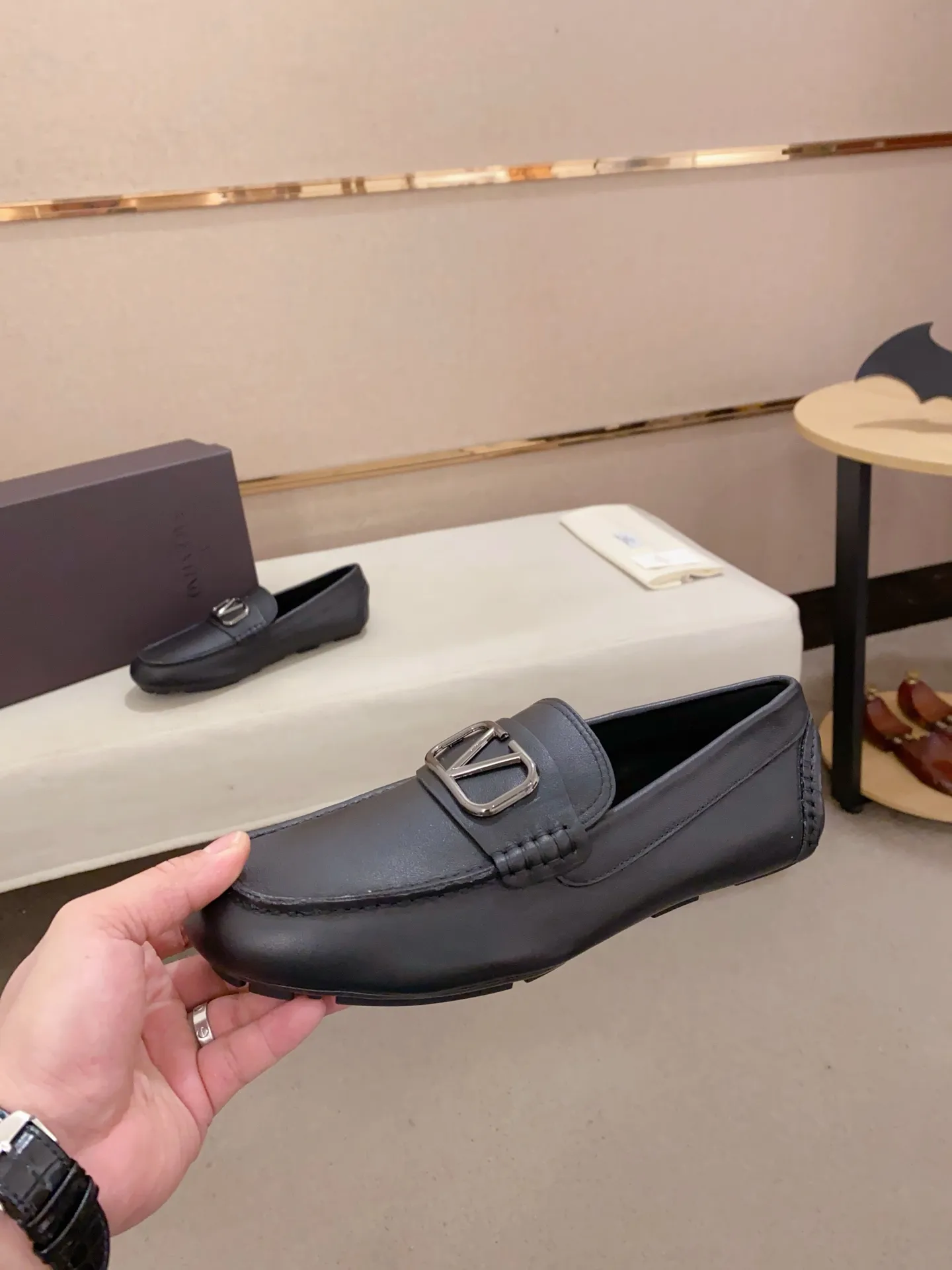 Men's shoes💰: 680💰VALENTINO, made of imported cowhide with imported water-dyed cowhide lining, iconic hardware and iconic wear-resistant outsole. 38-44. 45 VALENTINO packaging can be customized to enjoy the brand’s iconic product packaging